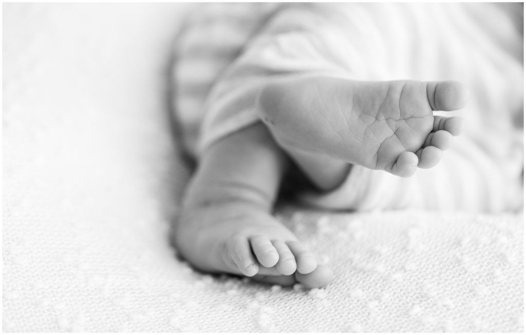 black & white  newborn baby toes 
