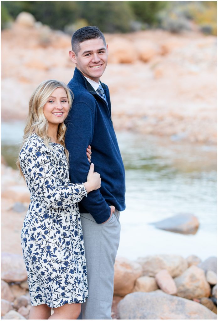 https://andreamackayphotography.com/2020/10/07/engagement-session-fall-colors-glow-natural-light-photographer-southern-utah-autumn-colors/